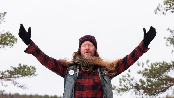 Puunhalaajaksi Jouni Hynynen ei itseään tunnusta, mutta metsä on silti osa hänenkin sanoituksiaan. (Kuva: Kimmo Metsälä)