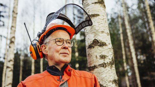 Jaakko Olenius nauttii metsätöistä eläkepäivillään. Kuva: Seppo Samuli