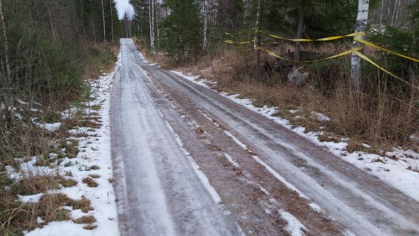 Joulukuussa metsätiet olivat paikoin liukkaita. Kuva: Hannu Liljeroos