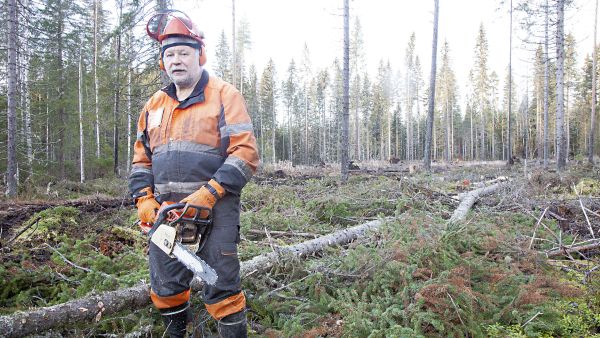 Hannu Koskinen esittelee, miten yritys muuntaa 80 hehtaaria metsää jatkuvalle kasvatukselle onnistui  tai oikeammin epäonnistui. (Kuvaaja: Mikko Riikilä)