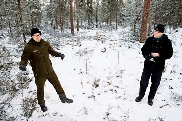 Hiljattain viljavalle turvekankaalle tehdyssä poimintahakkuussa yhdistyvät kaikki keskeiset tavoitteet: hiilensidonta, monimuotoisuus, riistanhoito ja talous, kertovat  Kalle Eerikäinen (vas.) ja Niklas  Björkqvist Metsähallituksen metsätalousyhtiöstä. (Kuvaaja: Emil Bobyrev)