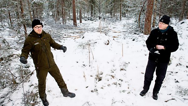 Hiljattain viljavalle turvekankaalle tehdyssä poimintahakkuussa yhdistyvät kaikki keskeiset tavoitteet: hiilensidonta, monimuotoisuus, riistanhoito ja talous, kertovat  Kalle Eerikäinen (vas.) ja Niklas  Björkqvist Metsähallituksen metsätalousyhtiöstä. (Kuvaaja: Emil Bobyrev)