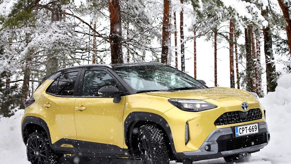 Yaris Crossin optimistinen keltainen väri ja muheva muoto ovat edukseen lumen keskellä. Auto myös pärjäsi lumessa mainiosti.  