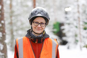 Mervi Seppäsen uusi työsarka Etelä-Savon metsänhoitoyhdistyksen operaatiopäällikkönä on todella laaja.   (Kuvaaja: Sami Karppinen)