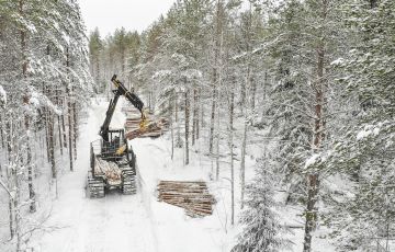 Puunostajilla oli aiemmin suurempi vastuu hakkuiden ja puunkorjuun suunnittelusta. Metsälehden kyselyn mukaan korjuusuunnittelu maastossa on siirtymässä entistä vahvemmin puunkorjuuyritysten harteille.  