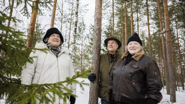 Soili ja Heimo Härkäselle sekä Eija Teitolle toimiva tieverkko on tärkeä. Metsäyhtymän maille on rakennettu useampi kilometri metsäteitä helpottamaan metsänhoitoa. (Kuva: Seppo Samuli)