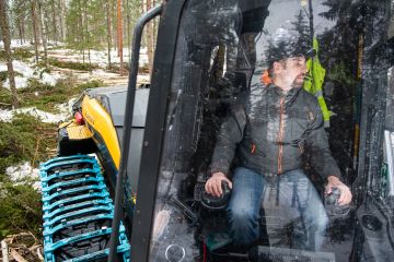 Antti Ruuskanen harjoittelee nykyisin hakkuukoneen käsittelyä.  (Kuvaaja: EEMELI KIUKKONEN)