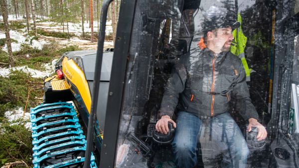 Antti Ruuskanen harjoittelee nykyisin hakkuukoneen käsittelyä.  (Kuvaaja: EEMELI KIUKKONEN)