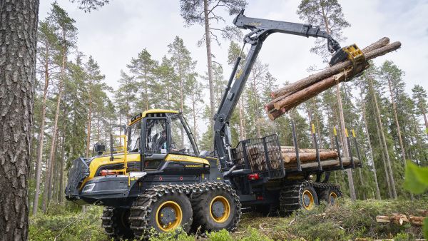 Suuren kantavuutensa ansiosta Ponsse Mammothilla voidaan ajaa jopa 30 kiintokuutiometrin kuormia. (Kuvaaja: Timo Villanen)