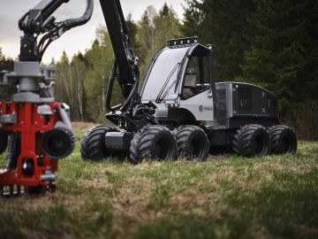 Ruotsin pienkonemarkkinoiden ykkösmerkki Malwa Forest esitteli ensiharvennuksille tarkoitetun, reilut kaksi metriä leveän hakkuukoneen Elmiassa.  