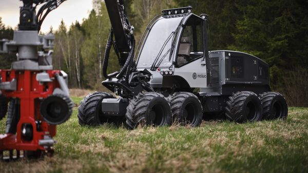 Ruotsin pienkonemarkkinoiden ykkösmerkki Malwa Forest esitteli ensiharvennuksille tarkoitetun, reilut kaksi metriä leveän hakkuukoneen Elmiassa.  