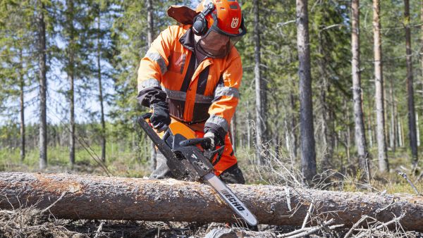 Echon uusi akkusaha osoittautui näppäräksi käsitellä. (Kuvaaja: Sami Karppinen)