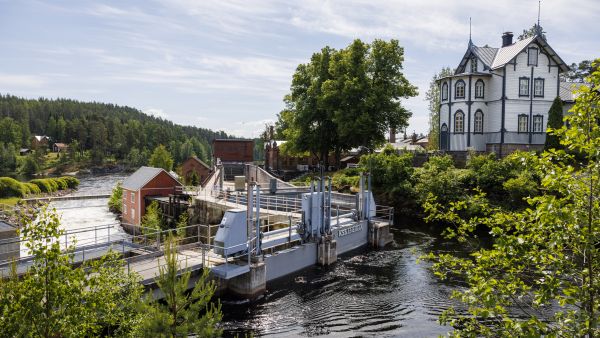 Verlan punatiiliset tehdasrakennukset ovat hyvin säilynyt esimerkki 1800-luvun uusgoottilaisvaikutteisesta tehdasarkkitehtuurista. Patruunan asunto, eli pytinki, edustaa 1800-luvun lopun puurakentamista, jossa on vaikutteita sekä sveitsiläisestä että karjalaisesta tyylistä. (Kuvaaja: Seppo Samuli)