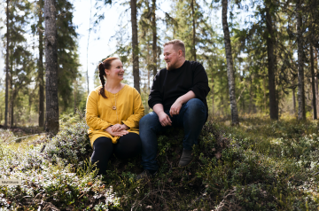  Idea puisista sormuksista syntyi, kun Lotta ja Jari Paretskoi olivat muuttaneet maalle ja entiset työt jäivät kaupunkiin. (Kuva: Matias Honkamaa)