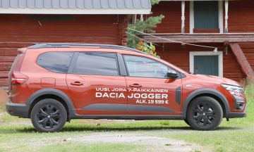 Dacia Joggerin maavara on maasturiluokkaa. Pitkä auto kantaa kuormansa ryhdikkäästi huonollakin tiellä.  