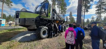 Uudessa Pro Silvassa on hydraulisesti säädettävä akselisto, jonka ansiosta maavaraa voidaan nostaa jopa 80 senttiä. (Kuva: Mikko Riikilä)