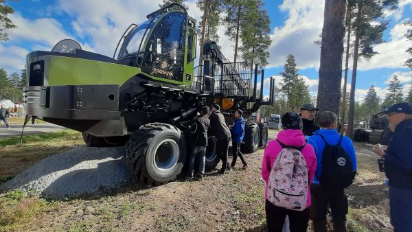 Uudessa Pro Silvassa on hydraulisesti säädettävä akselisto, jonka ansiosta maavaraa voidaan nostaa jopa 80 senttiä. (Kuva: Mikko Riikilä)