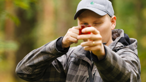 Metsänhoitoyhdistys Länsi-Uudenmaan metsäasiantuntija Hannu Hotma laskee puuston pohjapinta-alaa relaskoopin avulla. (Kuva: Seppo Samuli)