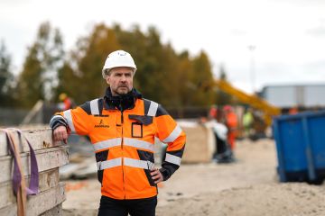 Oulun suursahan rakentaminen alkoi yhtäaikaa sahatavaran suhdanneluisun kanssa, mutta Kalle Junnikkala uskoo puutuotteiden menekin kasvuun ja suomalaisen sahatavaran vahvuuksiin. (Kuvaaja: Antti J. Leinonen)