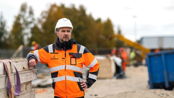 Oulun suursahan rakentaminen alkoi yhtäaikaa sahatavaran suhdanneluisun kanssa, mutta Kalle Junnikkala uskoo puutuotteiden menekin kasvuun ja suomalaisen sahatavaran vahvuuksiin. (Kuvaaja: Antti J. Leinonen)