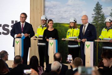 Perinteiseen nauhanleikkaukseen osallistuivat eturivissä pääjohtaja Ilkka Hämälä, pääministeri Sanna Marin ja Metsäliitto osuuskunnan puheenjohtaja Jussi Linnaranta. (Kuva: Metsä Group)