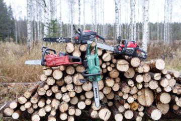 Metsälehti kokeili metsäväelle oudompien valmistajien akkusahoja. (Kuvaaja: Sami Karppinen)