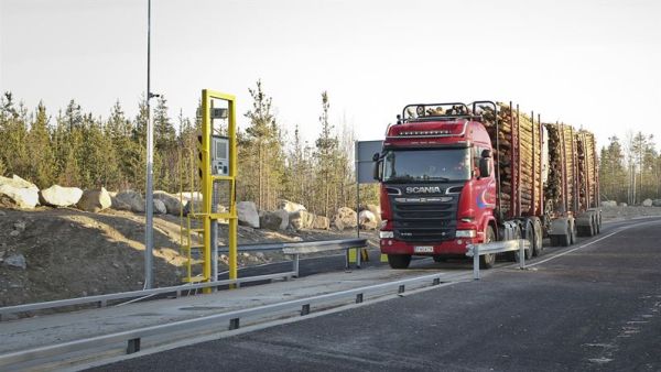 Puutavara-autot punnitaan tehtaalle tultaessa. Uutta on se, että samalle ne skannataan, mikä mahdollistaa puiden automaattisen purkamisen. (Kuva: Metsä Group)