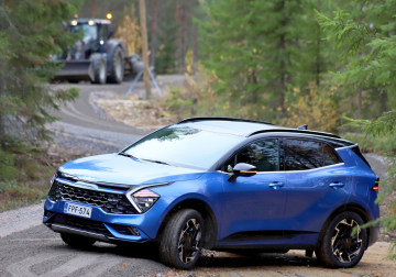 Kia Sportage nousee keskeneräisestä tieliittymästä nelivedon ja kaupunkimaasturin maavaran turvin ilman pohjakosketusta. (Kuva Risto Pöntinen)