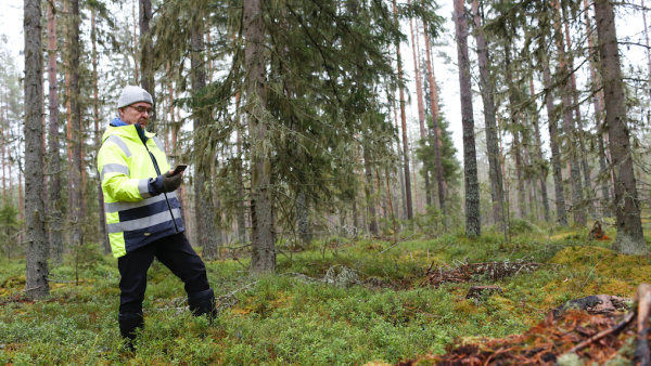 Hukatun puhelimen lähellä Paikanna laite -sovelluksensuuntimat kävivät sekaviksi, mutta silloin oltiin jo niin tuntumassa, että soittoääni paljasti tarkan sijainnin. (Kuva Sami Karppinen)