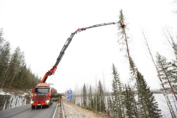 Vankalla nostoautolla isokin puu nousee ilmojen teille jopa 35 metrin päästä. Kuvaaja: Sami Karppinen