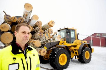 Koivuvanerilla on kysyntää, kun Euroopan markkinoita hallinneen Venäjän jättämää aukkoa täytetään. Sastamalassa toimivan Riga Wood Finlandin metsäpäällikkö Timo Uotila ostaa koivutukkia tehtaalle toimitettuna ja pieniäkin eriä. (Kuva Emil Bobyrev)