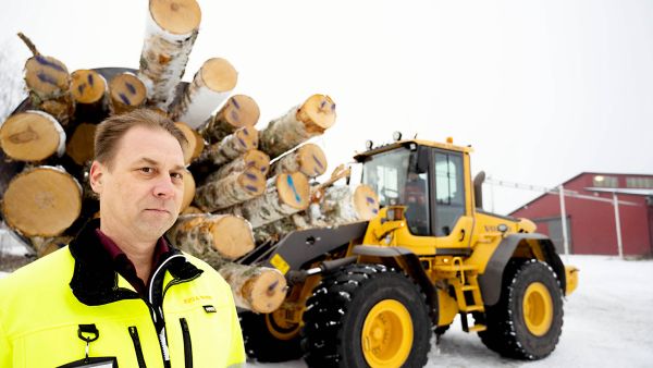 Koivuvanerilla on kysyntää, kun Euroopan markkinoita hallinneen Venäjän jättämää aukkoa täytetään. Sastamalassa toimivan Riga Wood Finlandin metsäpäällikkö Timo Uotila ostaa koivutukkia tehtaalle toimitettuna ja pieniäkin eriä. (Kuva Emil Bobyrev)