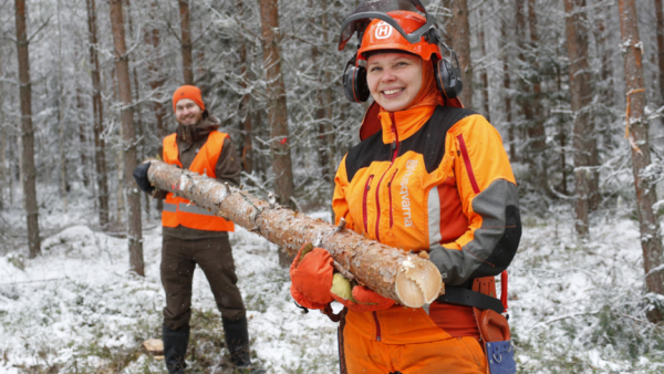 Myös palkkametsureille löytyy nyt varmasti töitä. Asenne ratkaisee metsässä pärjäämisen, muistuttavat Pohjoisen Keski-Suomen ammattioppilaitoksen lehtori Päivi Kaipomäki ja metsänhoitoyhdistys Keski-Suomen metsänhoitoesimies Samuli Hirvi. (Kuva Sami Karppinen)