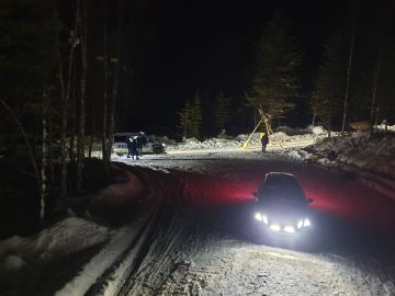 Osa mielenosoittajista istui useita metrejä korkeille kolmijaloille, jotka tukkivat tien hakkuutyömaalle. (Kuva: Elokapina)