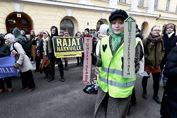 Kun nuoret ihmiset osoittavat mieltään luontokatoa vastaan, se vaikuttaa ennen pitkää metsäpäätösten reunaehtoihin, kirjoittajat toteavat.  (Kuvaaja: Antti Hämäläinen)