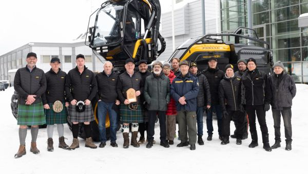 Luovutusseremonia juhlistettiin säkkipilleillä. Musiikista vastasi Royal Burgh of Annan Pipe Band -orkesteri. (Kuva: Ponsse)