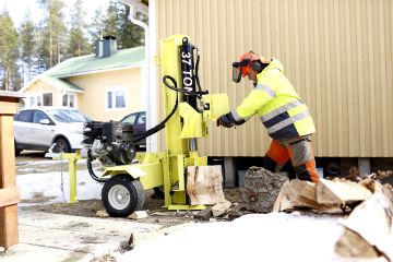 Finman 610 on parhaimmillaan järeiden pölkkyjen halkomisessa, kun halkomasylinteri on käännetty pystyasentoon.  (Kuvaaja: Sami Karppinen)