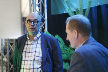 MTK:n metsävaltuuskunnan puheenjohtaja Mikko Tiirola (vas.) ja Suomen metsäkeskuksen metsänhoidon asiantuntija Markku Remes vaihtoivat ajatuksia korjuujäljen tarkastuksista syntyneestä kohusta Kalajoen Proforest-tapahtumassa perjantaina. Molemmat pitivät hyvänä, että asian noustua esille harvennusjälki metsissä on kehittynyt parempaan suuntaan. (Kuva: Sami Karppinen)