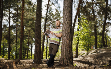 Metsäalalla tuntuu olevan melko yhdenmukainen käsitys siitä, mitä alan eri termit tarkoittavat, sanoo Kai Blauberg. Käsissään hänellä on printtiversio Metsähydrologia ja metsäojitus -sanastosta.