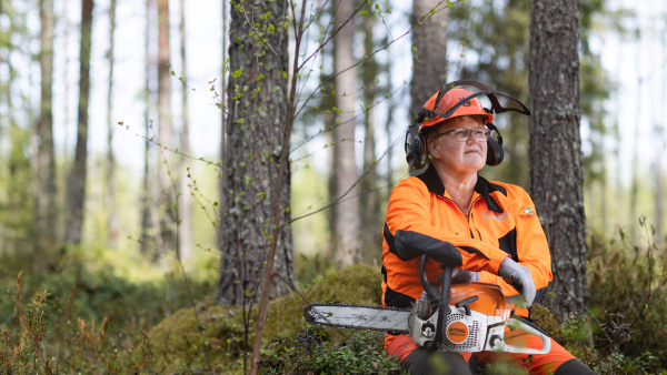 Anneli Pentinmäki istui samaisella mättäällä äitienpäivänä ja ihaili hyvin kasvavaa metsää. (Kuva: Marjaana Malkamäki)