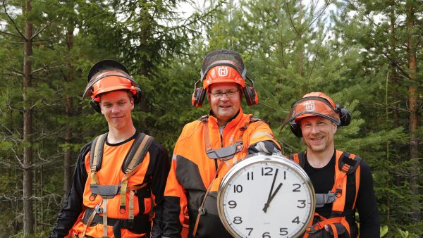 Eetu Etelämäki (vas.), Pasi Sironen ja Jori Manninen taistelivat 25 tuntia kelloa vastaan. Tempauksen tarkoitus oli saada näkyvyyttä alalle, joka kaipaa kipeästi lisää tekijöitä. (Kuvaaja: Sami Karppinen)