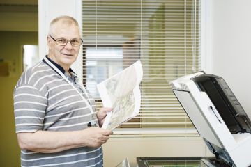 Tuulivoiman vuokrasopimukset ja johtokatujen korvausasiat ovat menossa parempaan päin, Vesa Hakola näkee. Taustalla on järkisyyt eli pyrkimys välttää hanketta hidastavia valituksia. (Kuvaaja: Seppo Samuli)