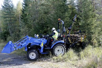 Etukuormaaja vaikeuttaa koneen kääntelemistä, joten se kannattaa irrottaa puuta ajettaessa. (Kuvaaja: Sami Karppinen)