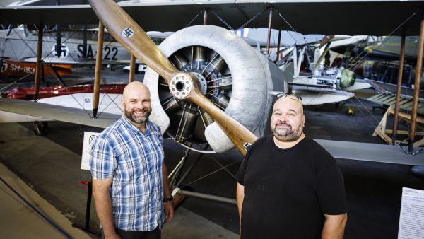 Matias Laitinen ja Antti Laukkanen seisovat ranskalaistaustaisen Caudron C60 -koulukoneen edessä. Puurakenteinen lentokone oli Suomen ilmavoimien käytössä 1920- ja 1930-luvuilla. (Kuva: Seppo Samuli)