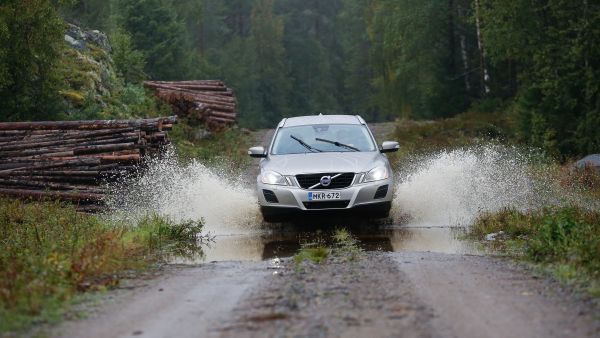 Metsähallituksen metsänhoidon operaatioasiantuntija Mika Anttilan mukaan Keski-Suomessa on jouduttu monin paikoin rumpujen korjausoperaatioihin tulvia aiheuttaneiden sateiden vuoksi. Kivijärvellä vesi lainehti jopa hiekkakankaiden notkokohdissa viime viikolla. (Kuva: Sami Karppinen)