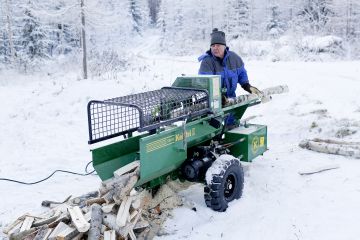 Kellfrin klapikone katkoo ja halkoo rangat. Kone suoriutui mukiinmenevästi 20 asteen pakkasellakin. (Kuvaaja: Sami Karppinen)