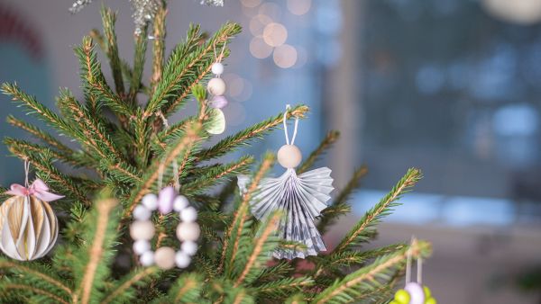 Perusjoulukuusen kokoisessa kuusessa on kuutisenkymmentä oksaa, joille ripustaa koristeita.