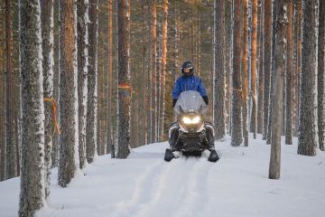 Metsähallituksen aluepäällikkö Jussi Moilanen liikkui viime viikolla moottorikelkalla Iso-Valkeisen rantametsän
avohakkuuleimikolla käytöstä poistettua UKK-reittiä pitkin. Tällä kohtaa metsä hakataan reitin molemmin puolin, mutta polkua varotaan hakkuissa. Kuva: Ari Komulainen.