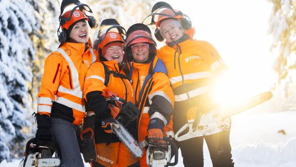 Pöllitytöt-ryhmän jäsenet Annette Kärki (vas.), Minna Leppälä, Hilkka Repo ja Annette Koistinen tekevät metsätöitä toistensa metsissä porukalla. Kuvauspäivänä yli 30 asteen pakkasessa ei kuitenkaan lähdetty Savon ammattiopiston metsiä kauemmas.  (Kuvaaja: Matias Honkamaa)