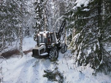 Vimek 470 -hakkuukoneessa on sekä runko-ohjaus että kääntyvät etupyörät, joten ketteryytensä ansiosta kone pystyy liikkumaan myös ajourien välissä.